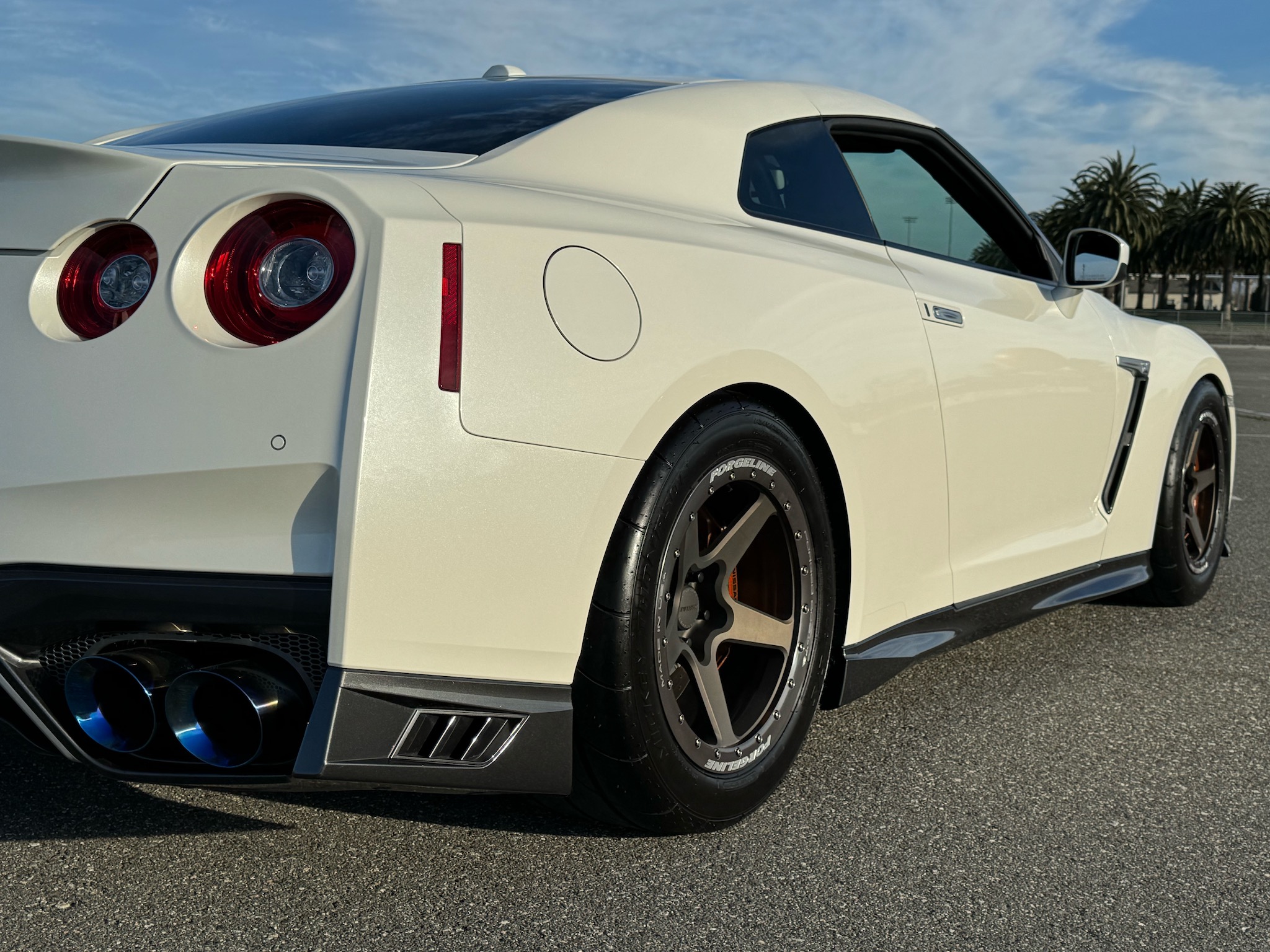 Richard Casados’ Nissan GT-R on Forgeline CF1R Beadlock Wheels ...